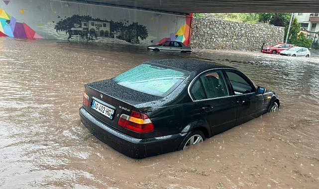 Başkentte 2 araç alt geçitte sular altında kaldı