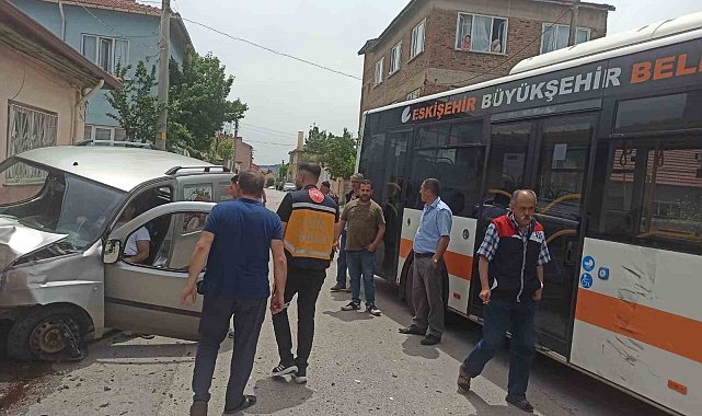 Belediye otobüsü hafif ticari araca çarptı: 1 yaralı