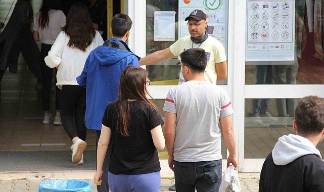 Bina görevlilerinin yardımıyla son dakikada sınava yetişti