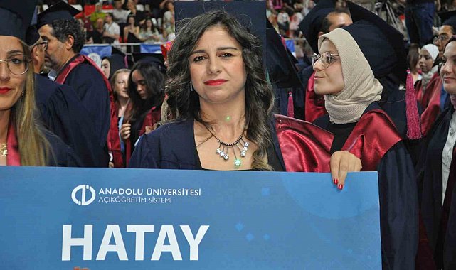 Birçok yakınını depremde kaybeden Hataylı öğrenci, buruk bir mezuniyet sevinci yaşadı