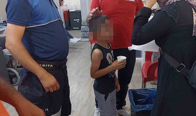 Boğazına şeker kaçan çocuğa itfaiye eri müdahale etti