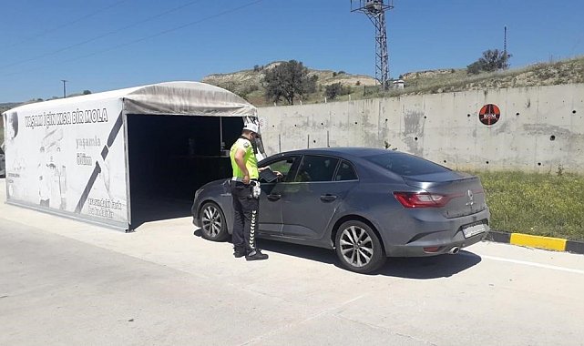 Bu tünele giren sürücüler trafik kurallarına karşı bilgilendiriliyor