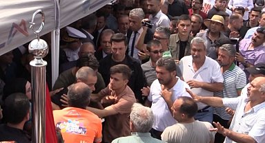 CHP'li Milletvekili Çakır şehidin defini sırasında ortalığı gerince tepki çekti