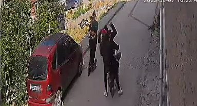 Çocukları korkutup kameraları kırdılar, evi soydular