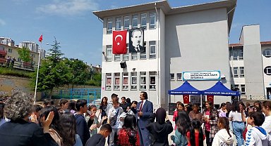 Deprem bölgesindeki okula destek toplamak için panayır düzenlendi
