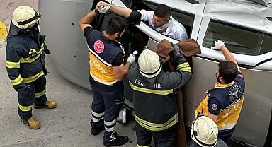 Devrilen aracın ön camından yürüyerek böyle çıktılar