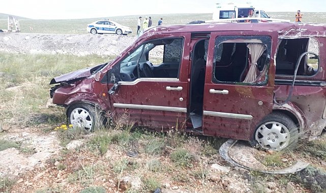 Direksiyon hakimiyeti kaybedilen araç takla atarak tarlaya uçtu: 3 yaralı