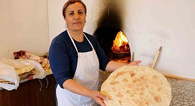 Elinin hamuruyla erkeklere taş çıkartıyor