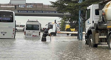 Eskişehir'de sağanak hayatı felç etti, bazı araçlar suda mahsur kaldı