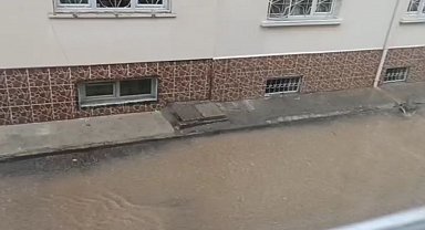 Eskişehir'de sağanak yağış etkili oldu, sokaklar sular içinde kaldı