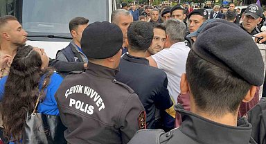 Eylemci zannedilerek gözaltına alınan vatandaş serbest bırakılınca polislere sarılarak olay yerinden ayrıldı