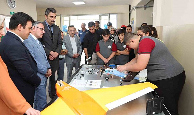 Geleceğin Bilim İnsanları Projelerini Sergiledi
