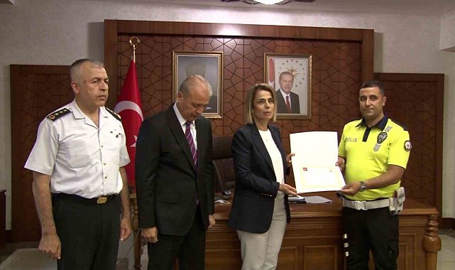 Genci ölümden kurtaran polis ödüllendirildi