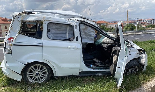 Hafif ticari araç tıra arkadan çarptı: 2 yaralı