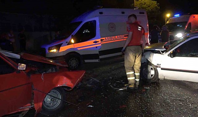 Kafa kafaya çarpışan iki otomobil hurdaya döndü: 3 ağır yaralı