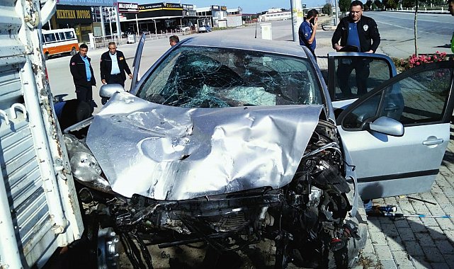 Karaman'da otomobil park halindeki kamyonete çarptı: 4 yaralı