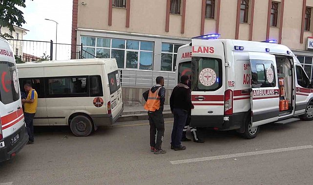 KGM işçilerini taşıyan servis aracı kaza yaptı: 3 yaralı