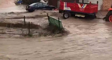 Kırıkkale'de sel felaketi: Duvarları yıkılan ağırdaki küçükbaş hayvanlar sele kapıldı