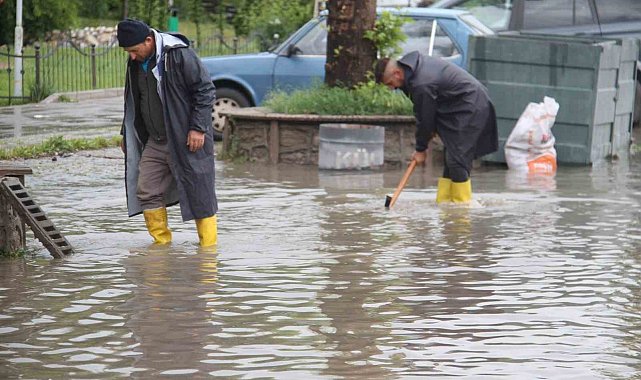 Konya'da sağanak yağış caddeleri göle çevirdi