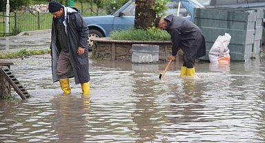 Konya'da sağanak yağış caddeleri göle çevirdi