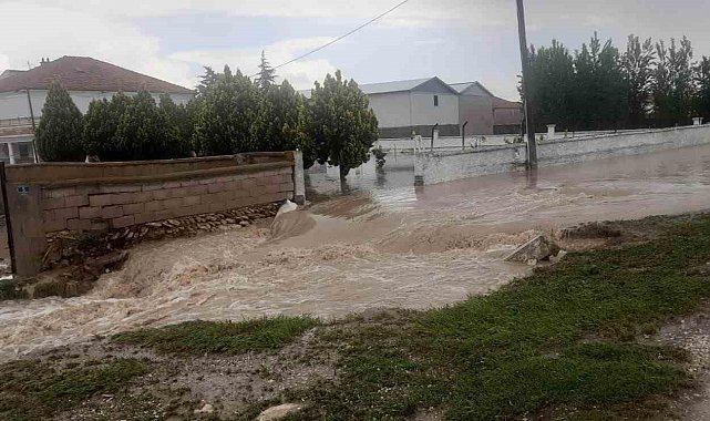 Konya'da şiddetli yağmur sele neden oldu