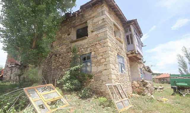 Konya'da yıldırım düşen ev harabeye döndü