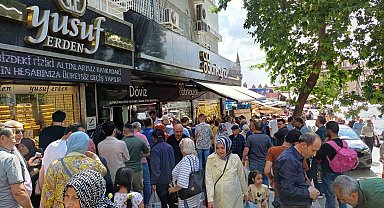 Kurban Bayramı için döviz bozdurmak isteyen vatandaşlar kuyruk oluşturdu