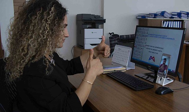 Mersin Büyükşehir'in görüntülü destek hattı işitme engellilere destek oluyor