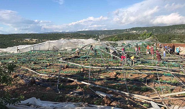 Mersin Erdemli'de hortum seraları yıktı