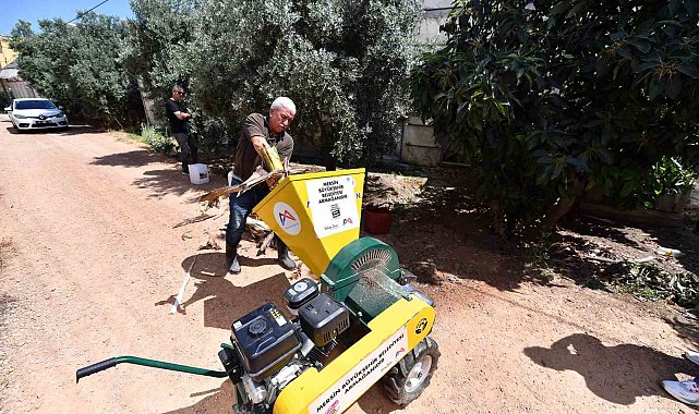 Mersin'de muz üreticisine dal parçalama makinesi desteği