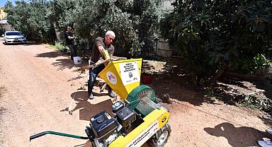 Mersin'de muz üreticisine dal parçalama makinesi desteği