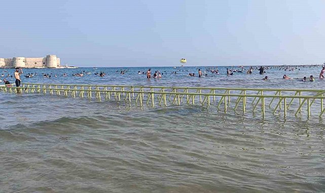 Mersin'de plajlar Kurban Bayramında doldu taştı