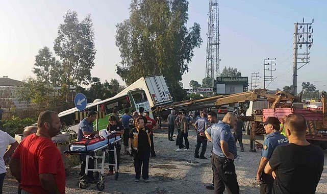 Mersin'de yolcu otobüsü önce kamyona, ardından tıra çarptı: 1 ölü, 28 yaralı