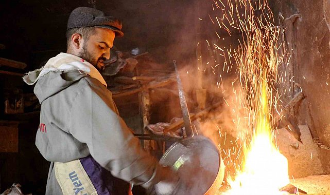 Mesleğinin en genç ismi 150 yıllık dükkanda 4'ncü kuşak olarak kalaycılık yapıyor