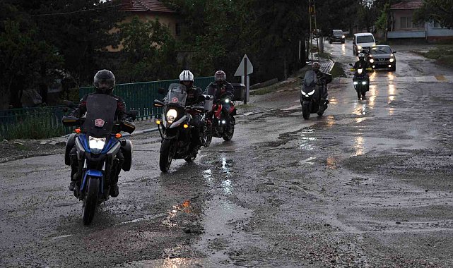 Motosiklet derneğinden köy okuluna anlamlı kitap desteği