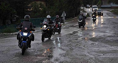 Motosiklet derneğinden köy okuluna anlamlı kitap desteği