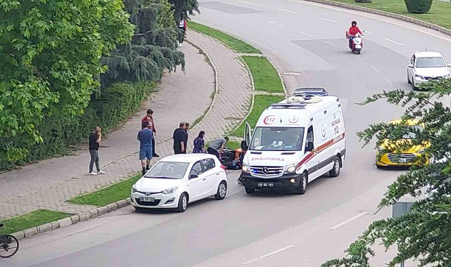 Motosiklet otomobile arkadan çarptı: 1 yaralı