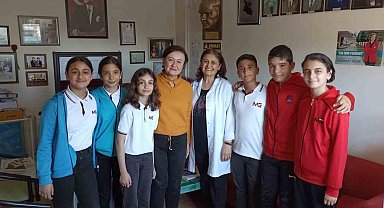 Nezaket Kulübü minikleri Muhtar Nezahet Nazik'i ziyaret edip şiirlerini hediye etti