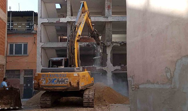 O bina yıkılmaya başlandı