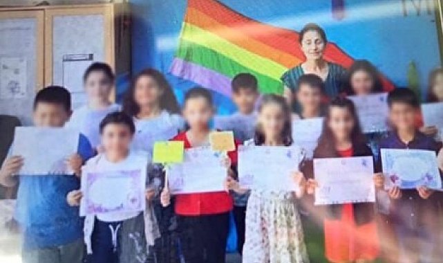 Öğrencilerle LGBT bayrağı önünde hatıra fotoğrafı çektiren öğretmen hakkında yasal işlem başlatıldı