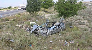 Otomobil kavşaktan dönen çekiciye çarptı: 1 ölü, 3 yaralı