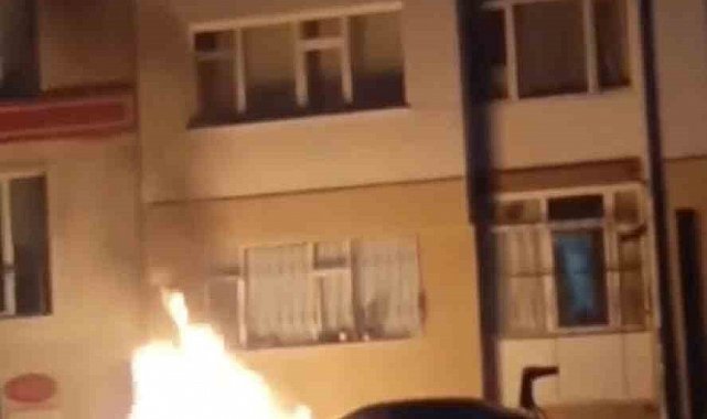 Park halindeki otomobil alevler içinde kaldı