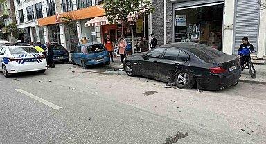 Sara nöbeti geçiren sürücü park halindeki araçlara çarptı