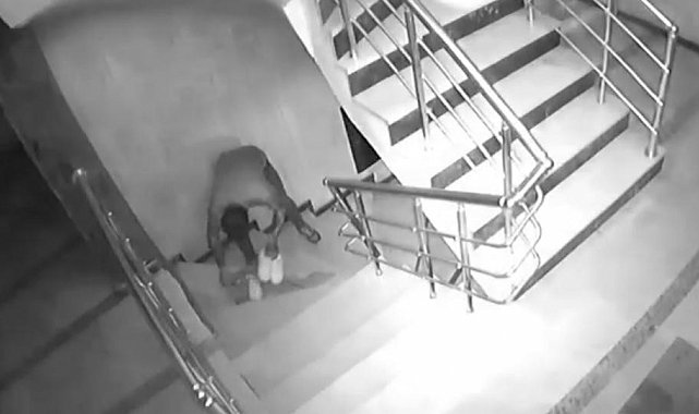 Seçerek çaldığı ayakkabıyı hırkasına sararak apartmandan çıkarttı