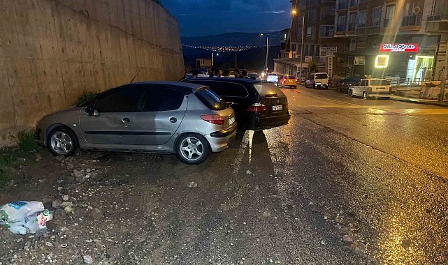 Sel sularında otomobilinin altına sıkışan vatandaşa mahalleliden yardım eli
