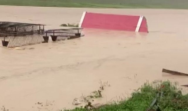 Sel, tarım arazilerine zarar verdi