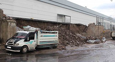 Selde fabrikanın duvarı yıkıldı: 4 araç böyle hurdaya döndü