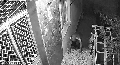 Sensörlü lambanın hırsızları püskürtmesi güvenlik kamerasına yansıdı