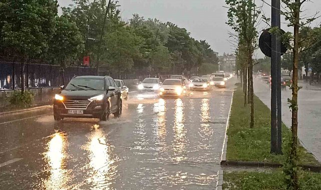 Sivas'ta cadde ve sokaklar göle döndü