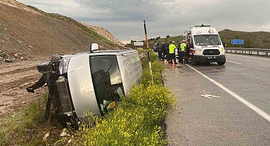 Sivas'ta minibüs yan yattı: 4 yaralı